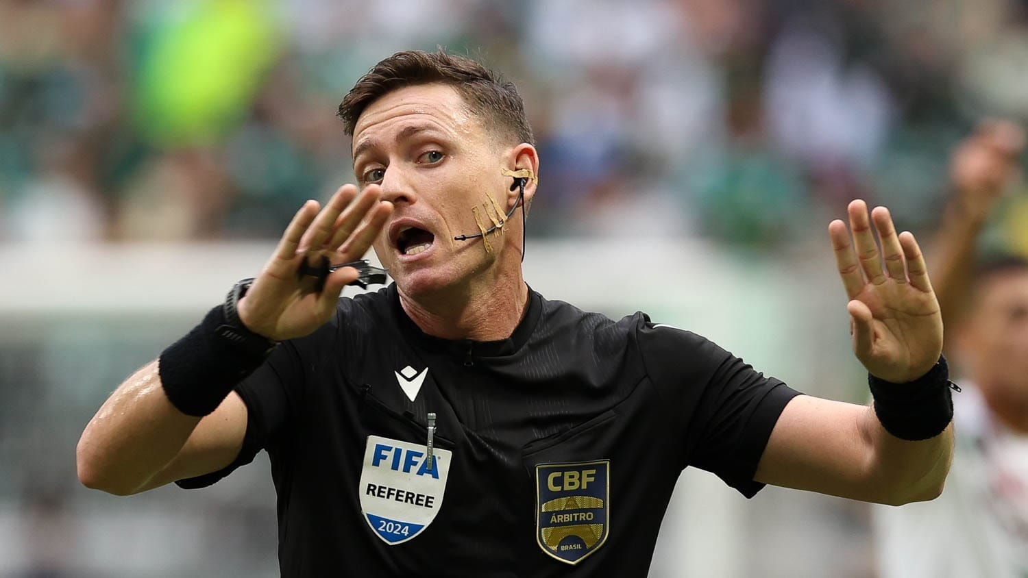 Arbitragem brasileira protagoniza polêmica em jogo da Libertadores; entenda
