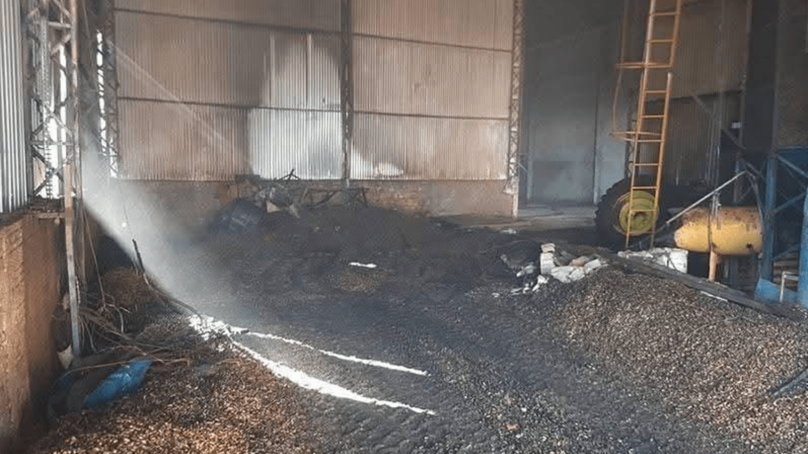 Incêndio destrói dois silos em uma propriedade rural de Quintana