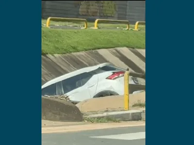 Carro cai dentro de córrego em Valinhos