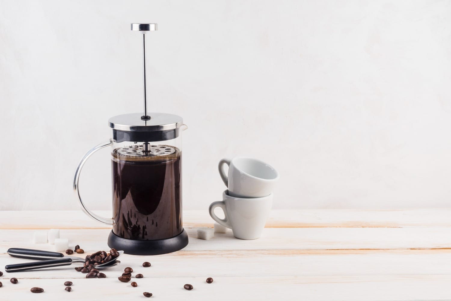 A cafeteira prensa francesa é ideal para quem gosta de café mais forte. / Foto: Freepik