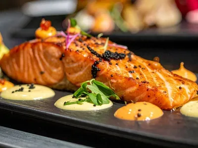Almoço sem carne vermelha: aprenda salmão com marinada oriental na airfryer