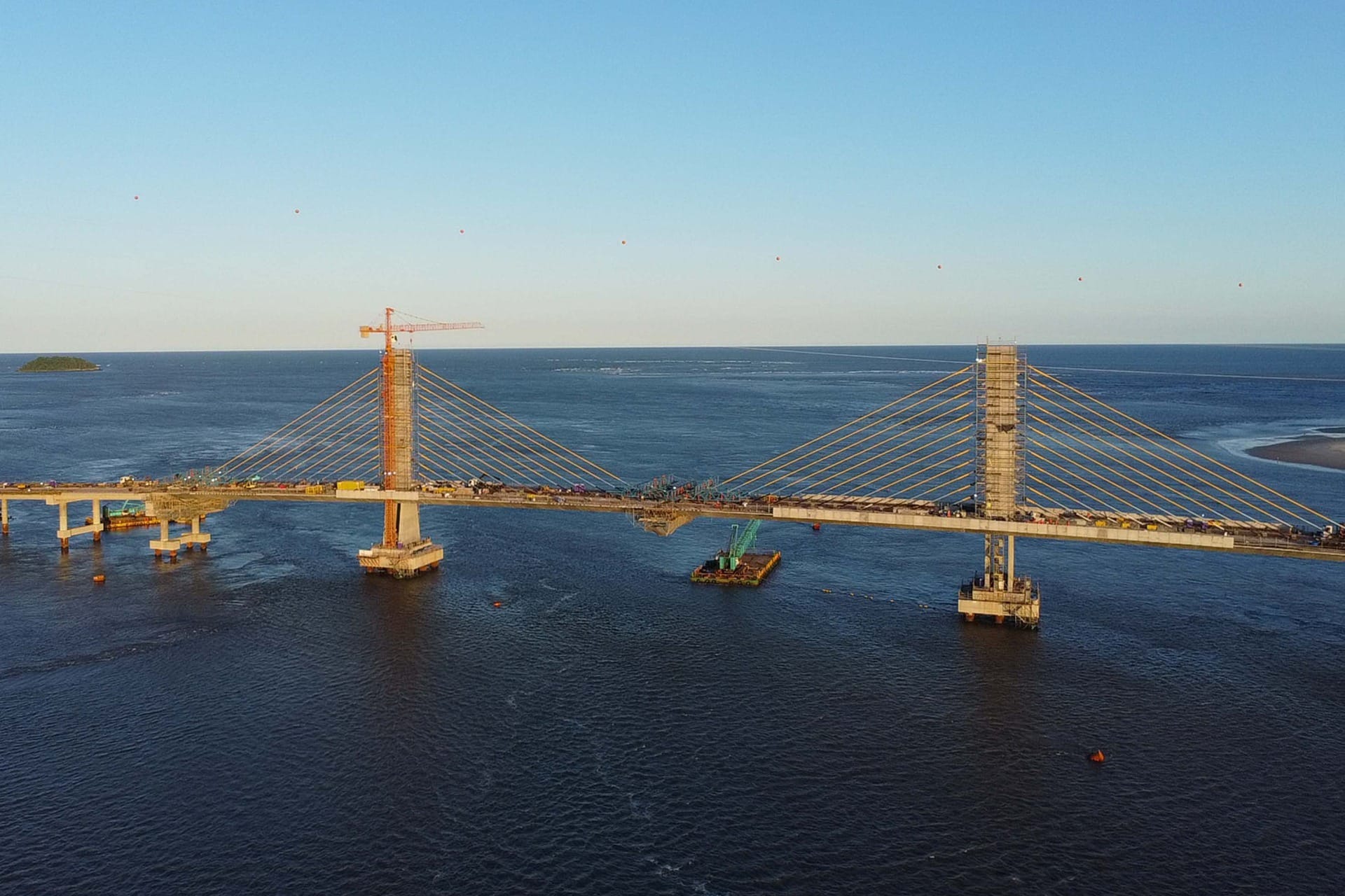 ‘Beijo da ponte’ marca ligação por terra entre Guaratuba e Matinhos