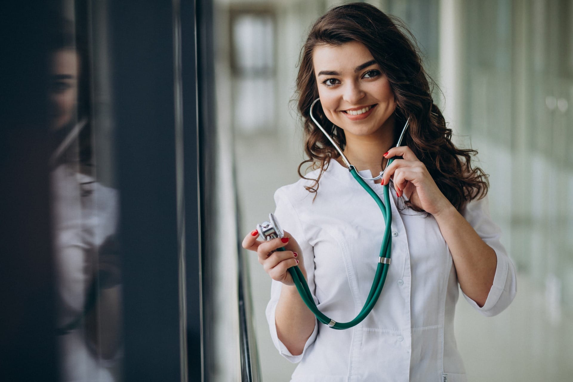 Mulheres devem ser 55,7% dos médicos no Brasil até 2035, diz estudo