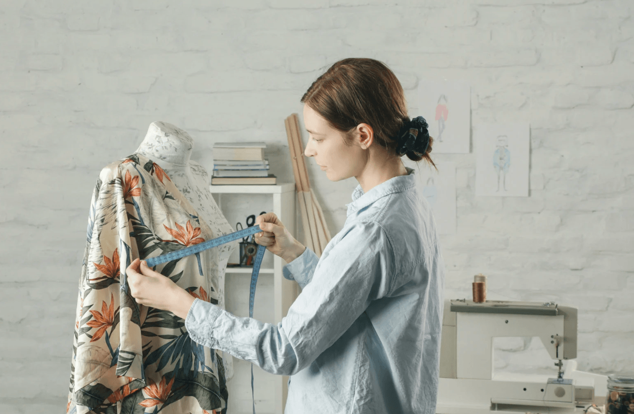 Atividades manuais, como costurar ou ajustar roupas, ajudam a focar e acalmar a mente | Crédito: Canva