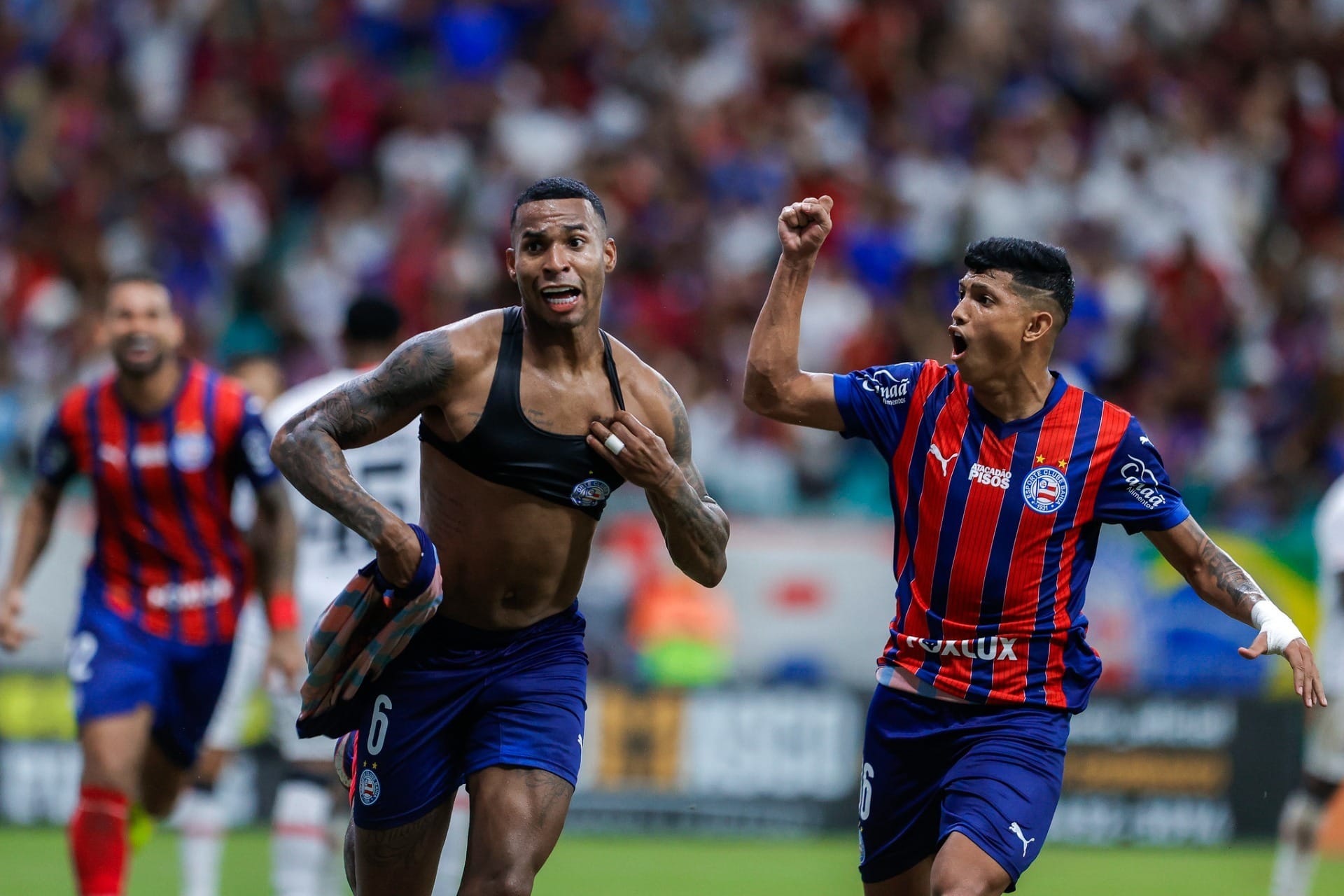Com 2 de Jean Lucas, Bahia vence o Vitória de virada e é bicampeão baiano