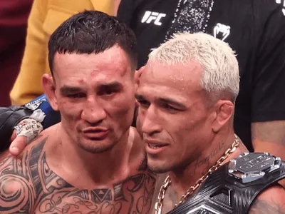 Charles do Bronx vence Holloway e volta a ser campeão dos leves no UFC 326