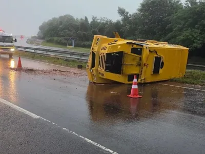 Carro-forte tomba na rodovia SP-095, em Jaguariúna; ninguém ficou ferido