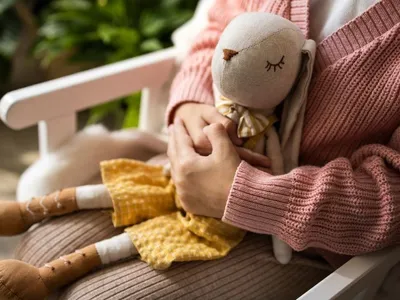 Mulher de 37 anos se passa por menina de 12 para ser adotada em SC