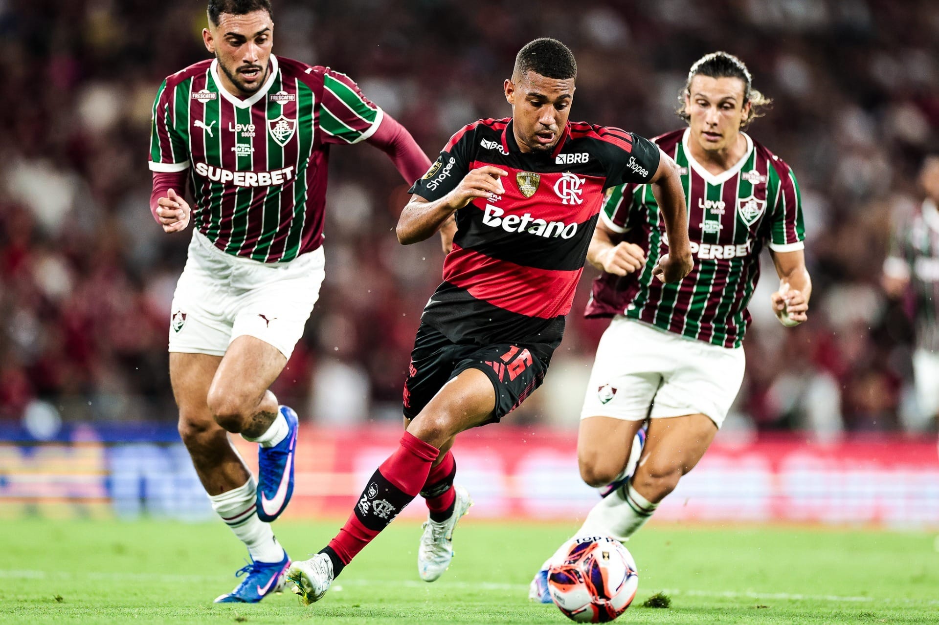 Flamengo supera Fluminense nos pênaltis e se consagra tricampeão carioca