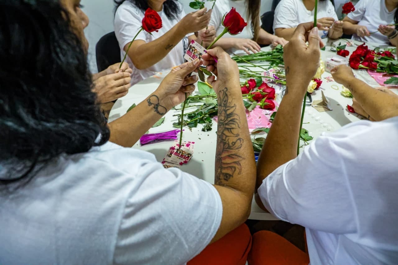 Detentas embalam rosas em ação contra violência a mulher no PR