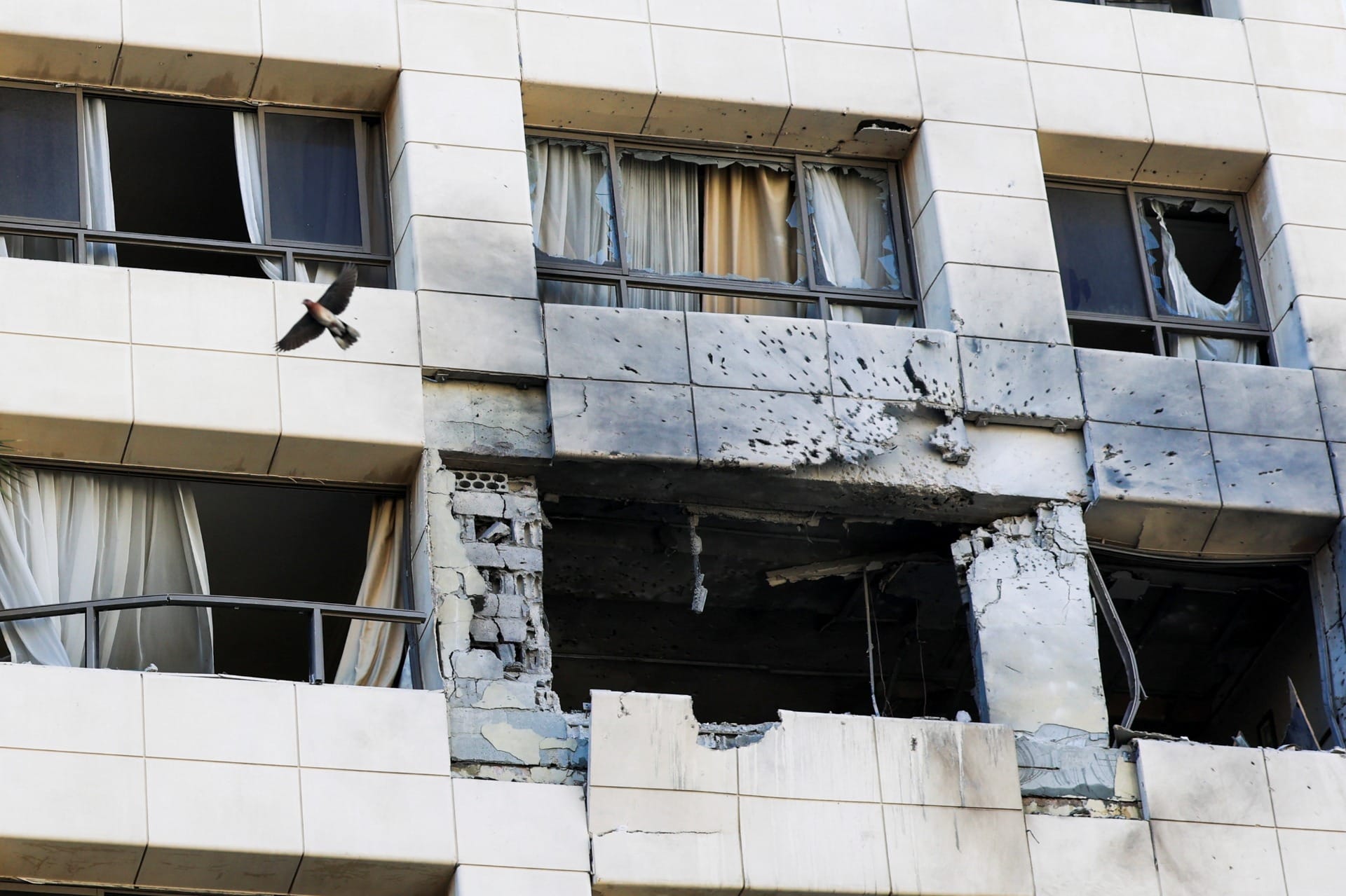 Ataque israelense a hotel em Beirute deixa 4 mortos e mira líderes do Irã