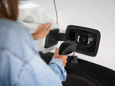 Brasil quase dobra venda de carros elétricos e híbridos em 1 ano