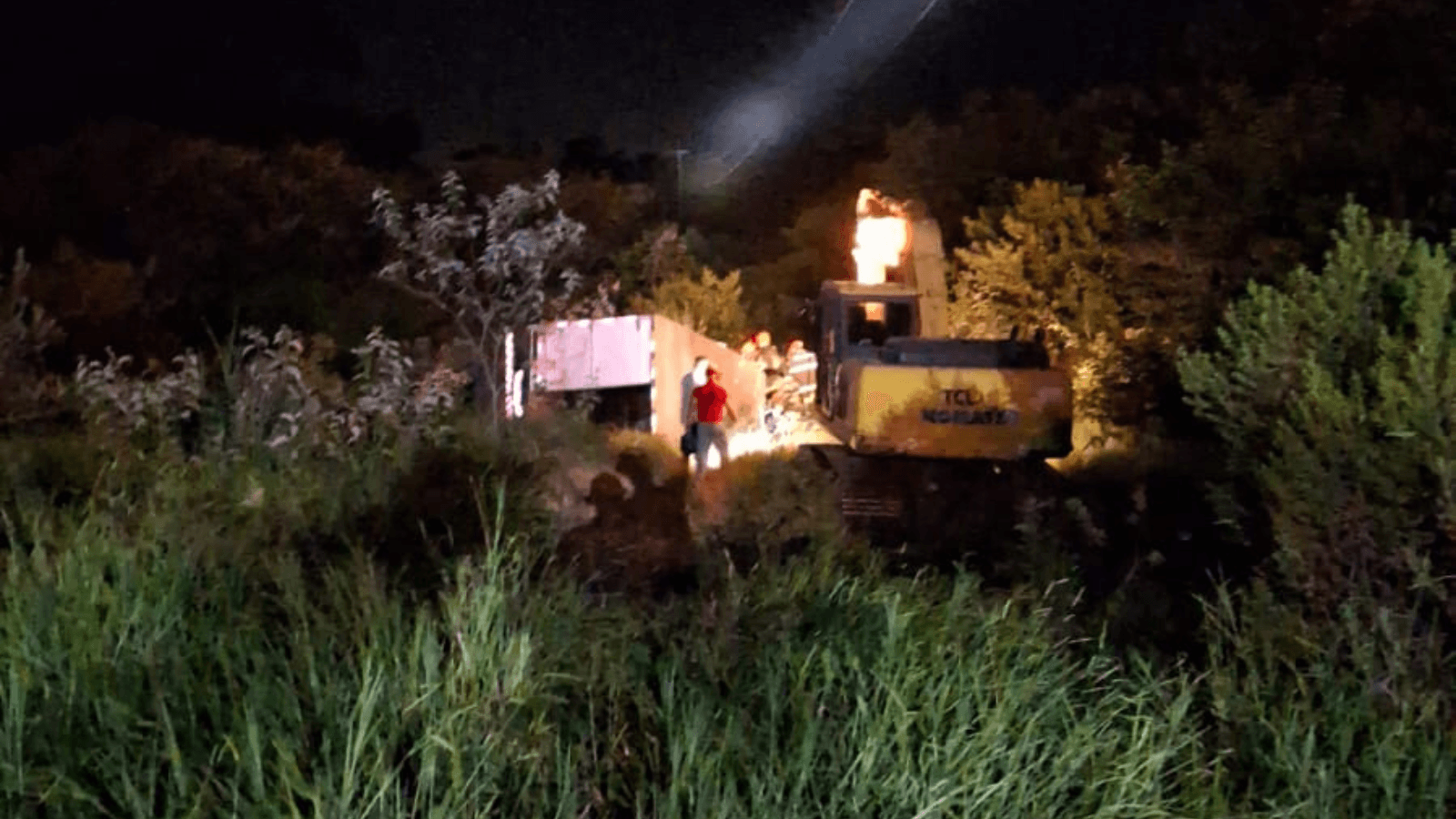 Caminhão atinge rede elétrica na área rural de Regente Feijó