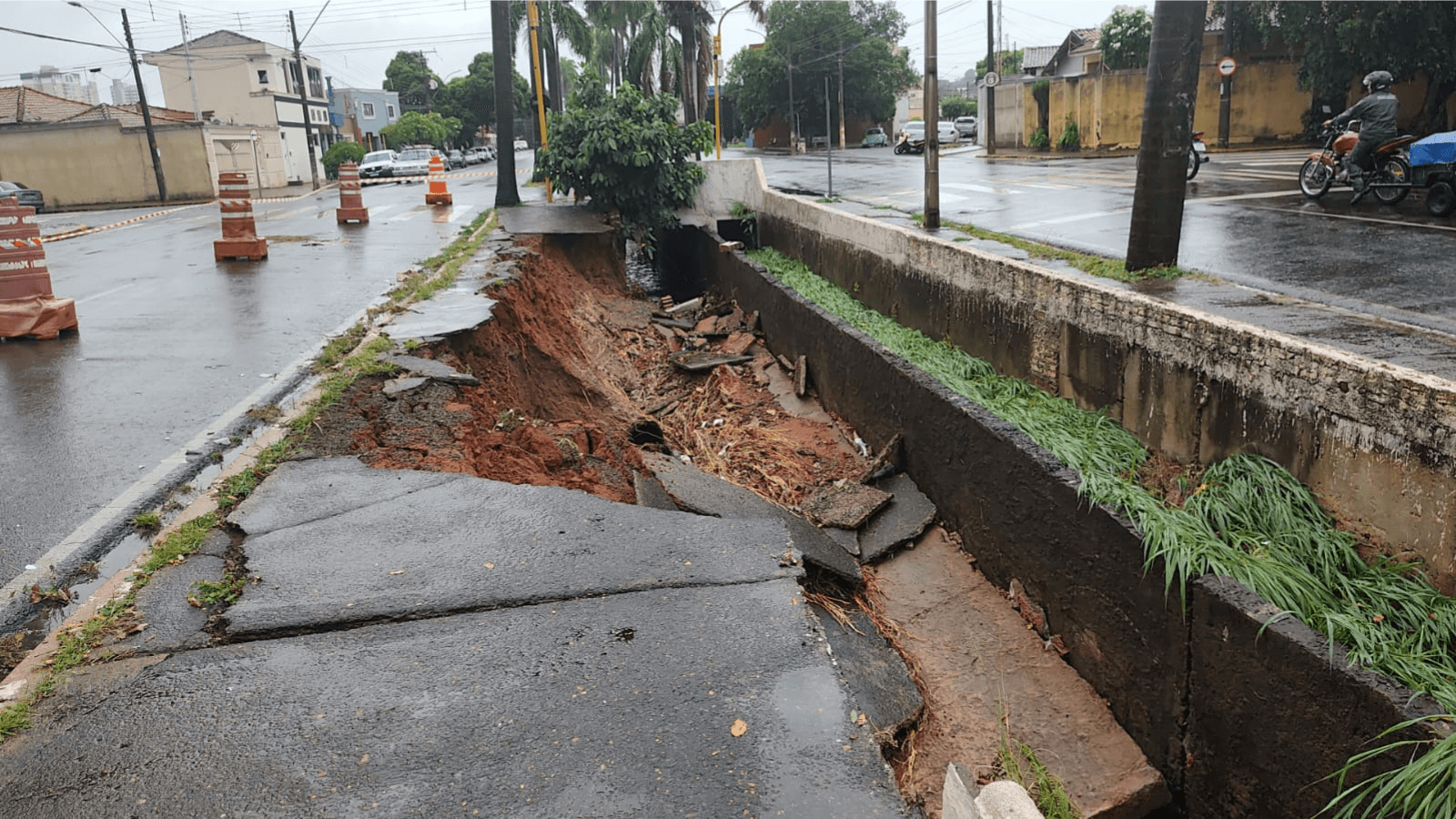Chuva causa queda de muro no canal da avenida João Arruda Brasil