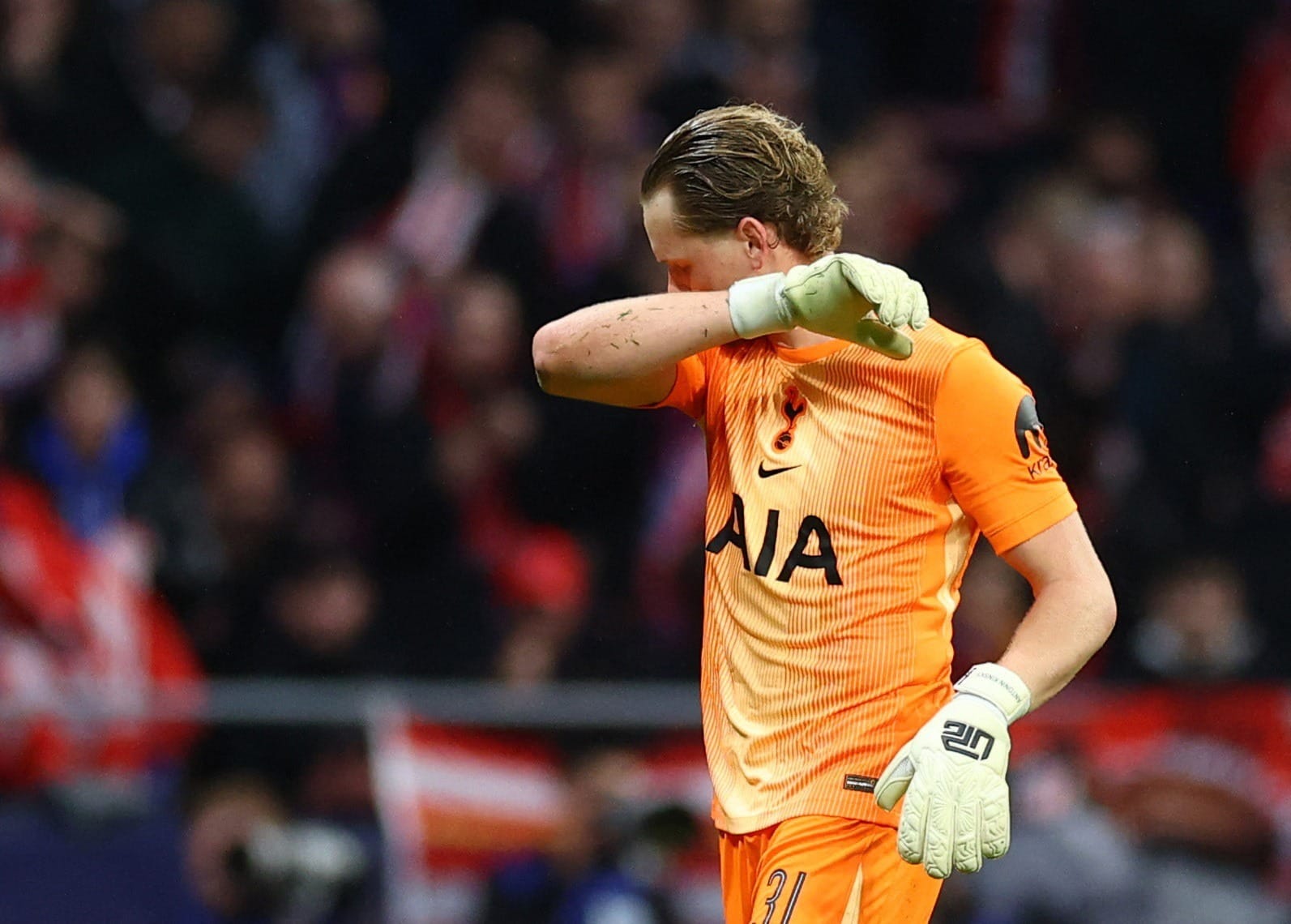 Goleiro do Tottenham é substituído em 17 minutos após falhas na Champions