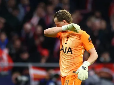Goleiro do Tottenham é substituído em 17 minutos após falhas na Champions
