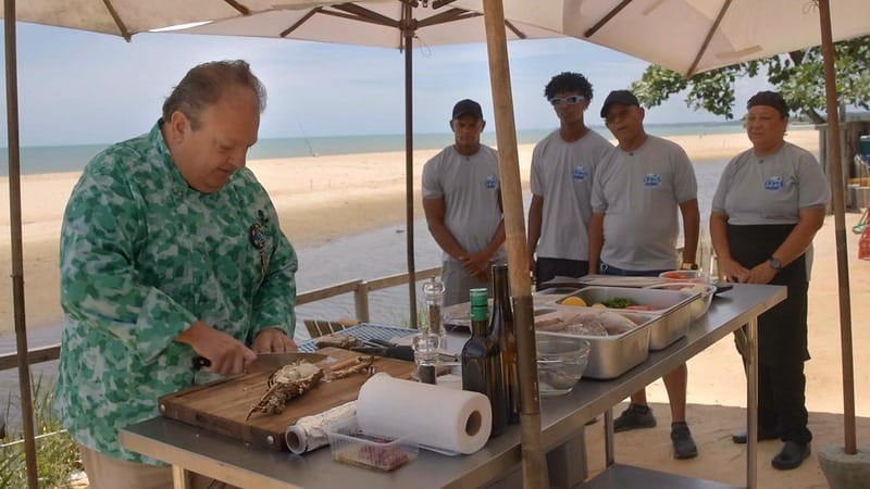 Chef francês ensina para a equipe uma receita de lagosta simples e deliciosa para ser incluída no cardápio