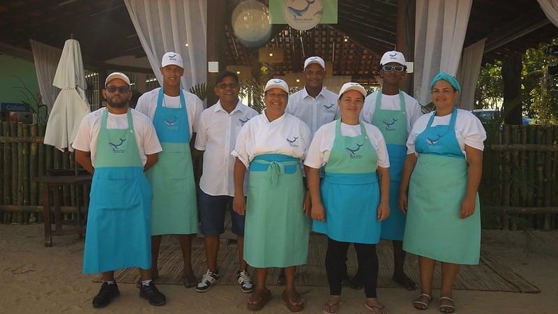 Equipe do restaurante vestida com os novos uniformes
