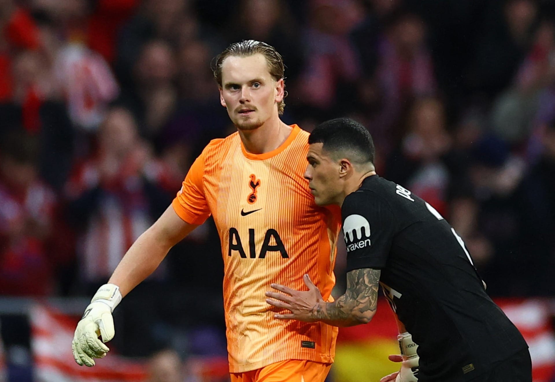 Saiba por que goleiro do Tottenham foi substituído aos 16 minutos