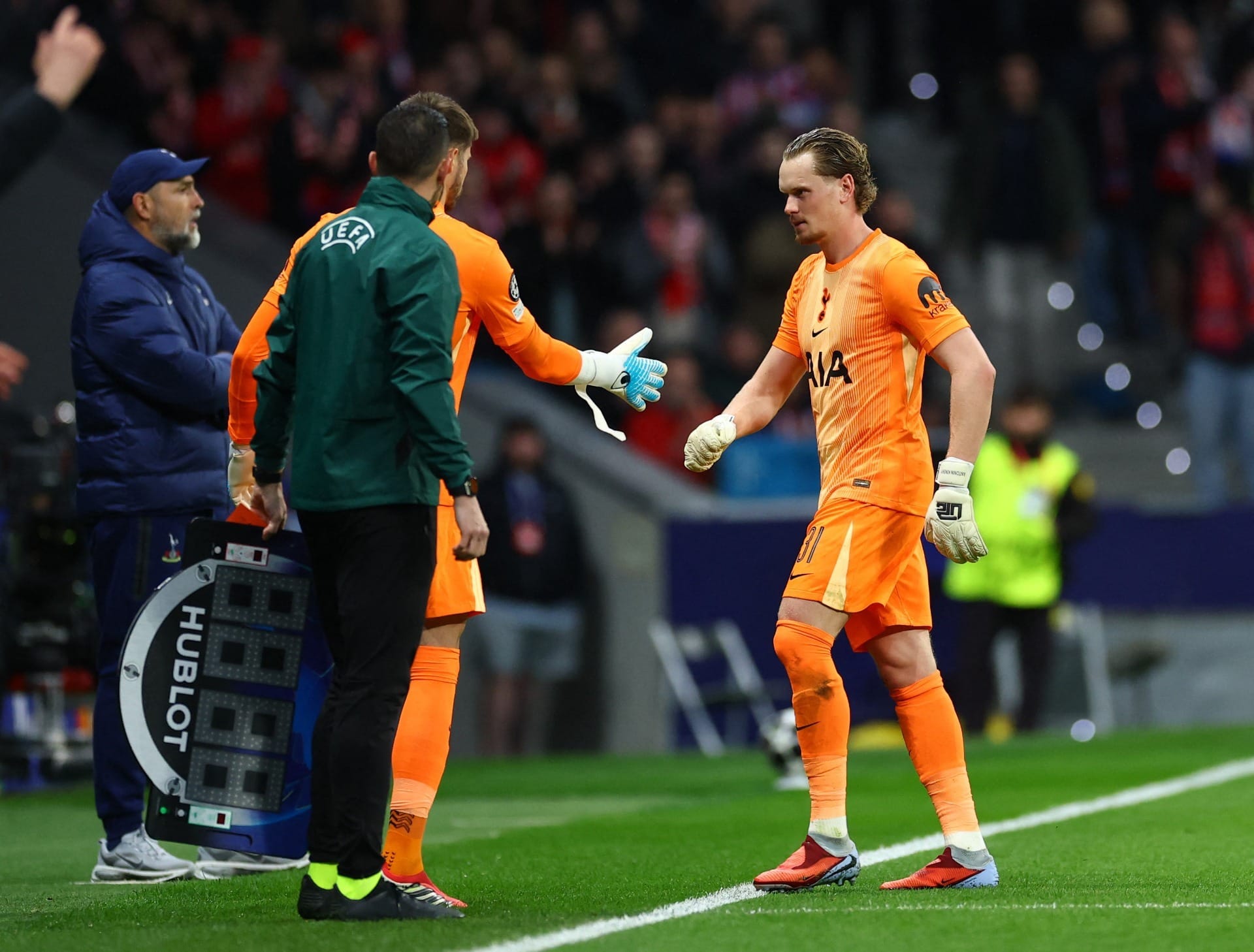 Kinsky é substituído por Vicario no Tottenham (Foto: Matthew Childs / Reuters)