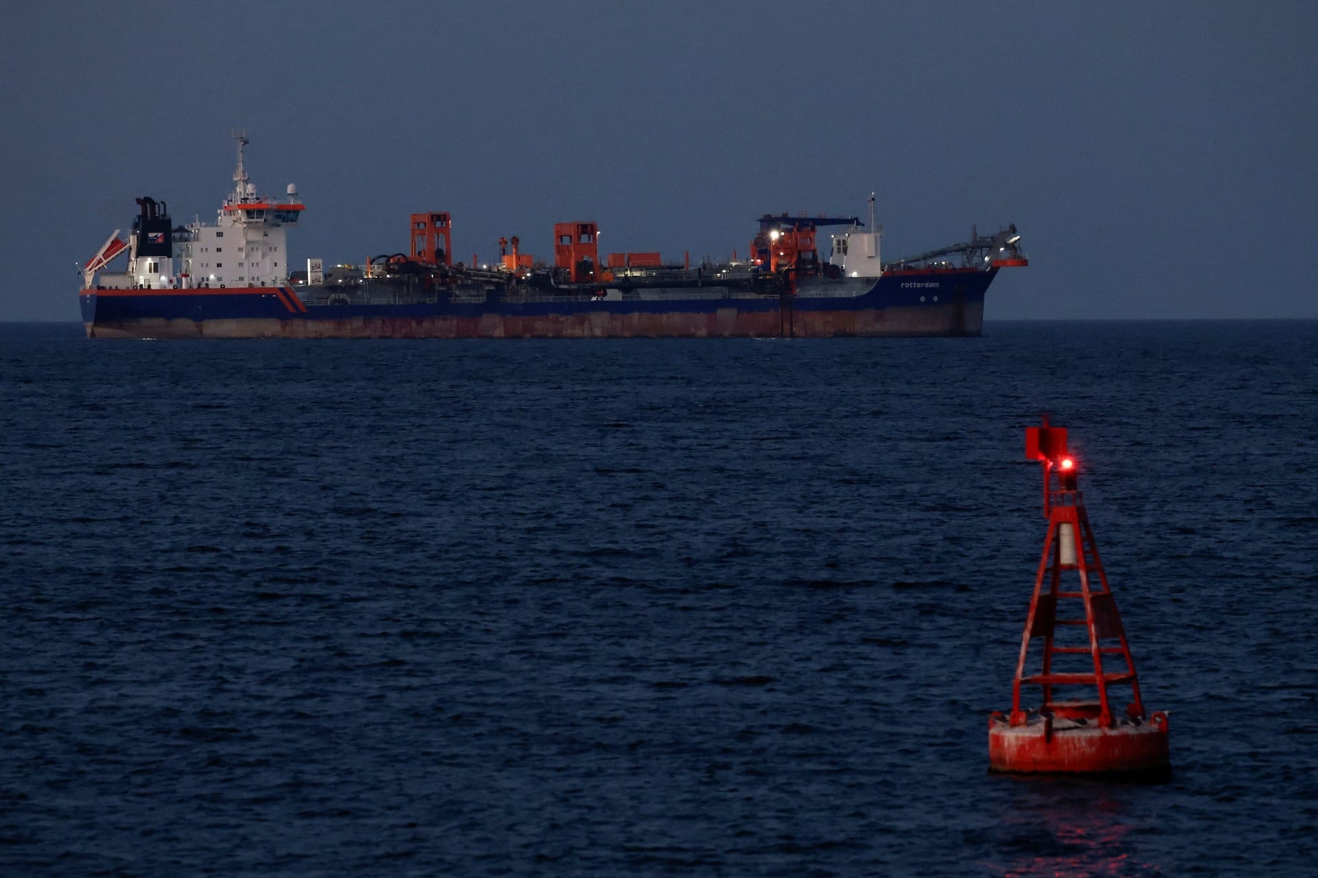 Petróleo despenca 11% com retomada da navegação em Ormuz e ação da AIE