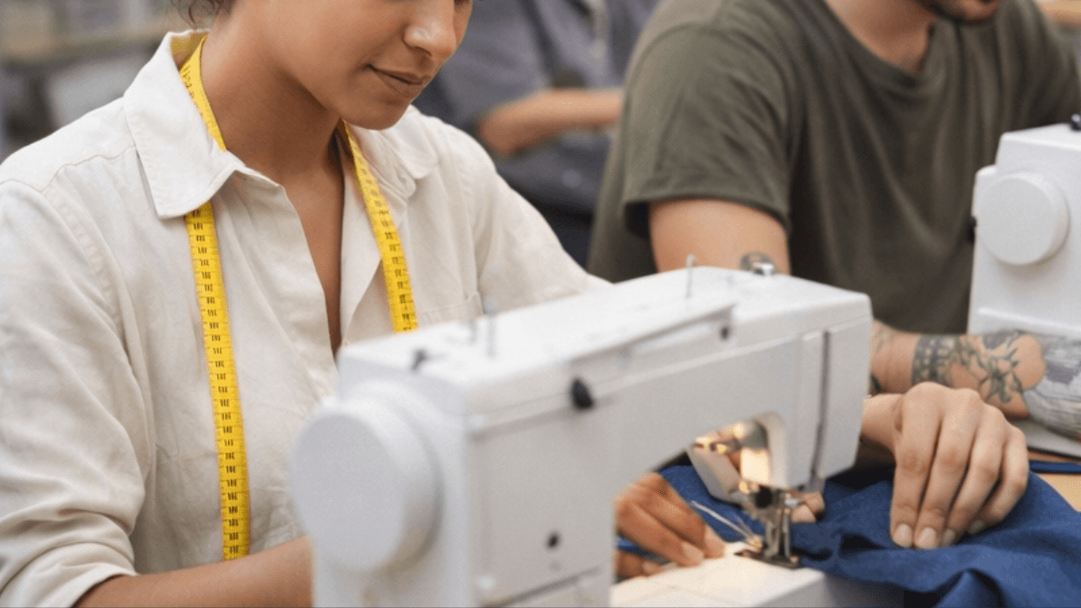 Procura por cursos de costura cresce 55% e atrai jovens em busca de renda