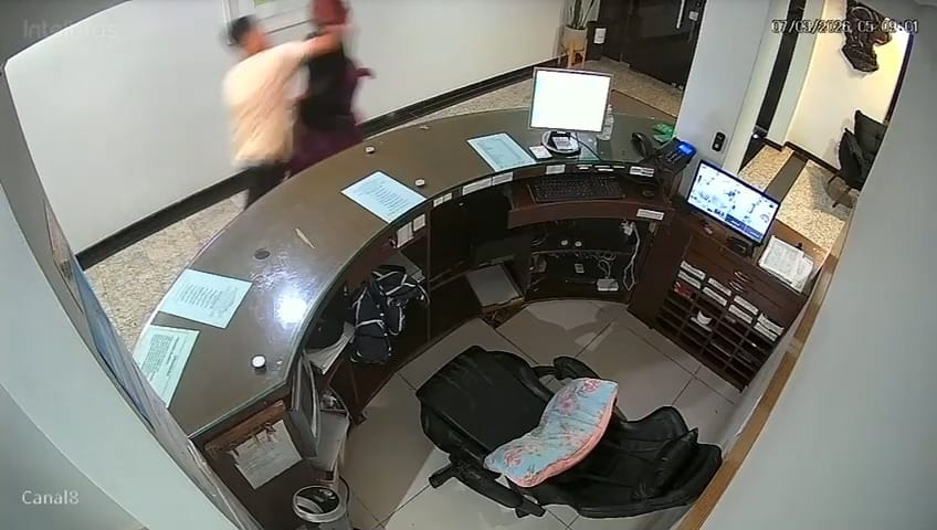 Novas imagens mostram agressão contra recepcionista em hotel de Curitiba