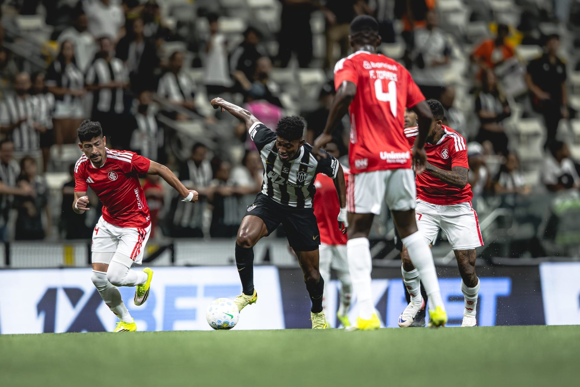 Com "gol relâmpago", Atlético-MG vence e mantém Inter na zona da degola