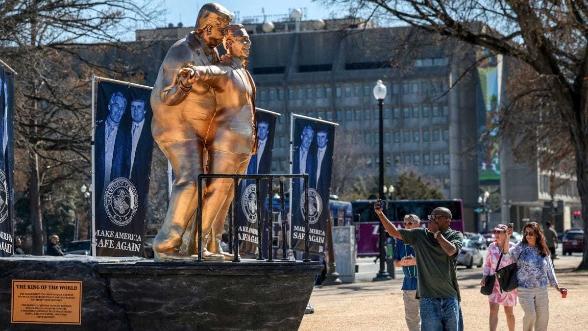 Estátua de Trump e Epstein inspirada em 'Titanic' é instalada nos EUA