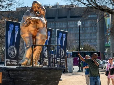 Estátua de Trump e Epstein inspirada em 'Titanic' é instalada nos EUA