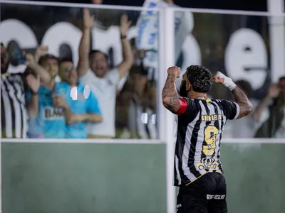 Gabigol celebra gols decisivos e pede Ancelotti na Vila para "ver o Neymar"