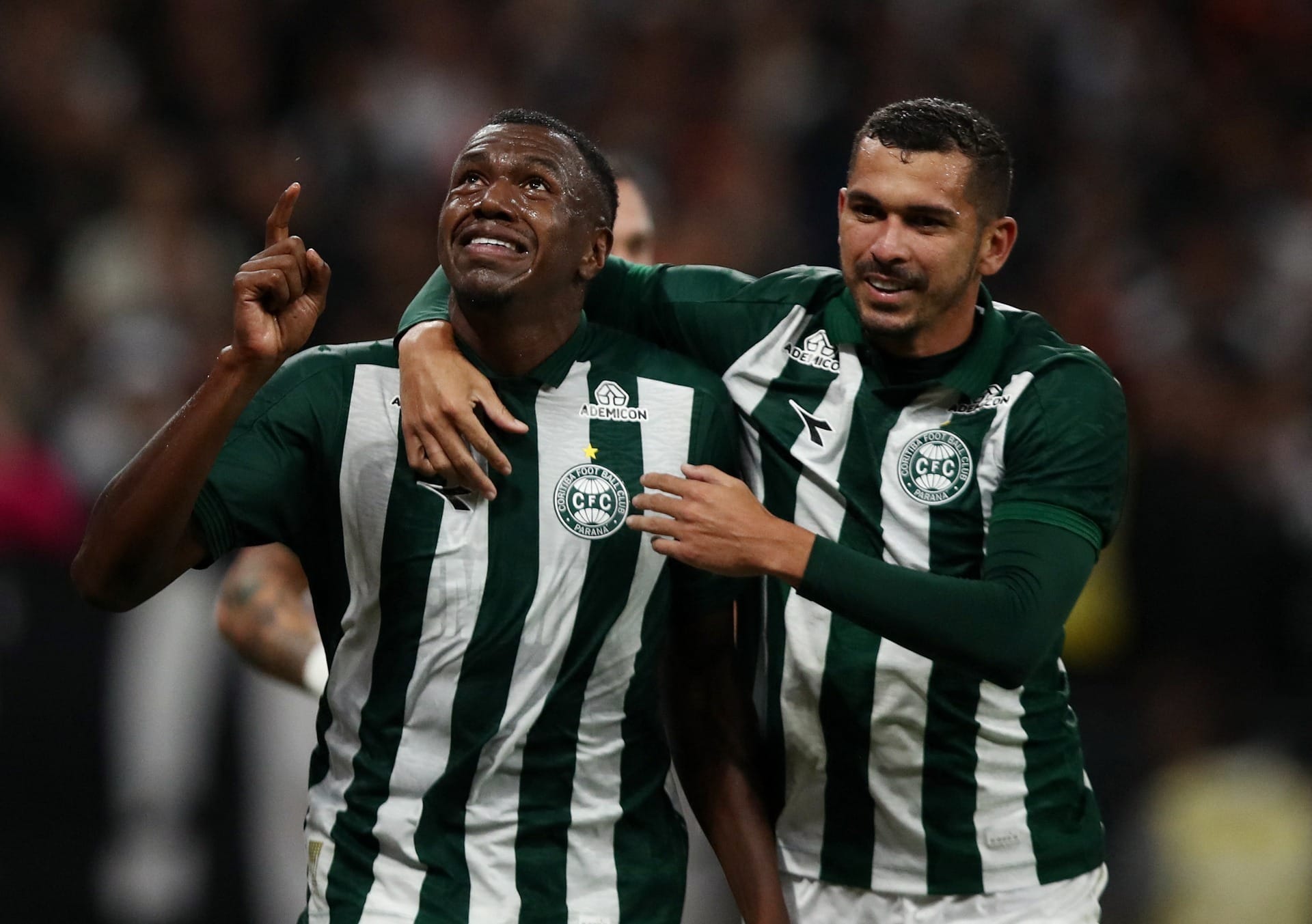 Corinthians é dominado pelo Coritiba, que vence na Arena pela primeira vez
