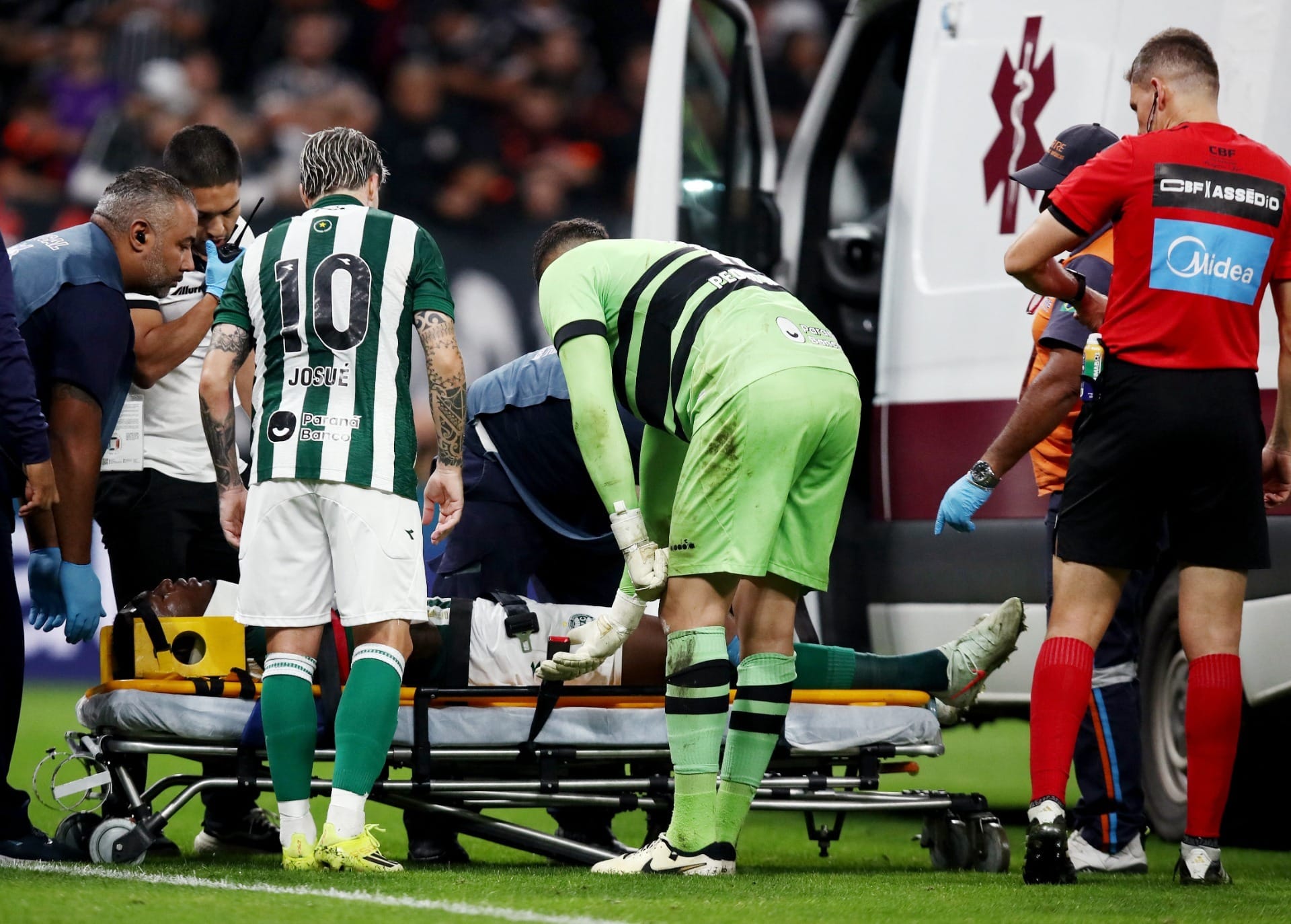Zagueiro do Coritiba faz gol, bate a cabeça e sai do campo de ambulância