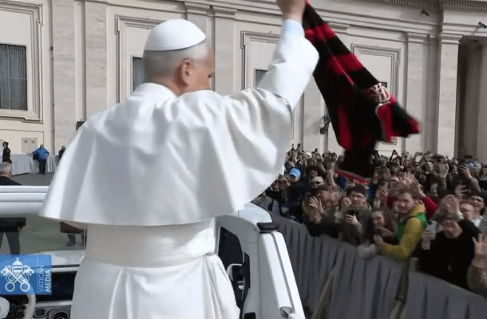 Papa Leão XIV recebe camisa do Flamengo no Vaticano. Foto: Reprodução/Vaticano