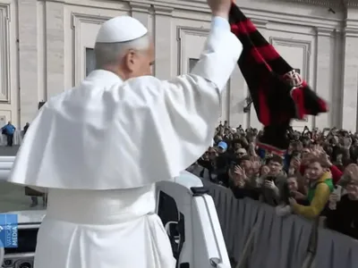 Flamengo ou Milan? Papa recebe camisa no Vaticano e se confunde; assista