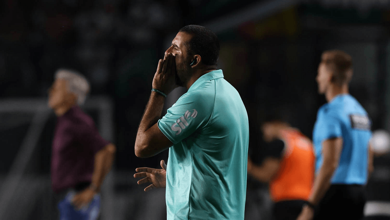 Auxiliar de Abel Ferreira critica gramado de São Januário após derrota