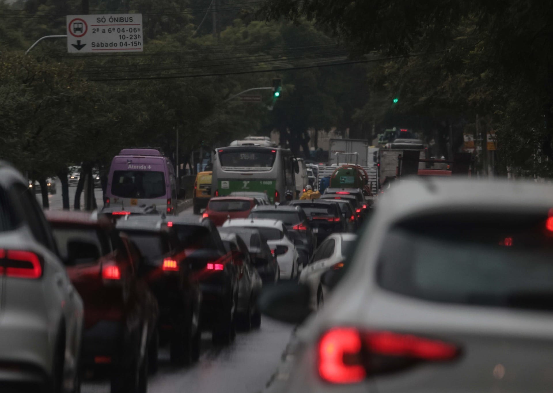 Zonas Leste e Sul concentram trânsito em São Paulo; cidade tem alagamentos