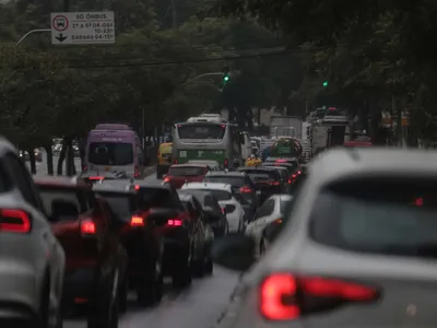 SP registra mais de 426km de trânsito após chuva na noite de segunda (15)
