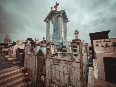 Túmulo da milagreira Maria Bueno, assassinada em 1853, é o mais visitado do Cemitério São Francisco de Paula, em Curitiba. Fotos: Fernanda Verhagen/CMC 2024