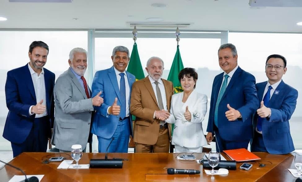 Da esq. para dir., vice-presidente sênior da BYD Brasil, Alexandre Baldy, senador Jaques Wagner, governador da Bahia, Jerônimo Rodrigues, presidente Luiz Inácio Lula da Silva, vice-presidente executiva da BYD Stella Li, ministro da Casa Civil, Rui Costa, e presidente da BYD Brasil, Tyler Li | Crédito: Ricardo Stuckert/Presidência da República