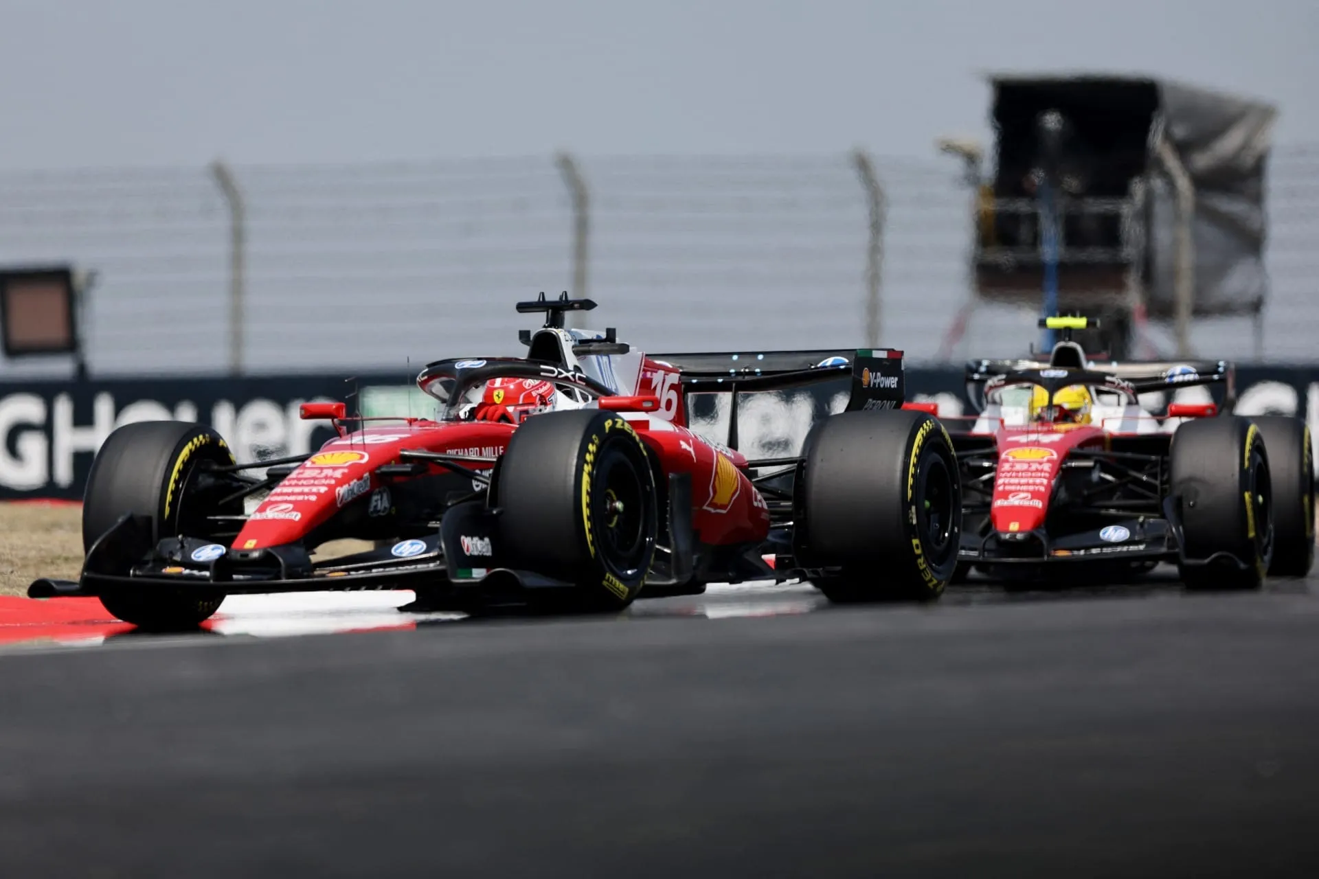 Hamilton e Leclerc em corrida pela Ferrari
