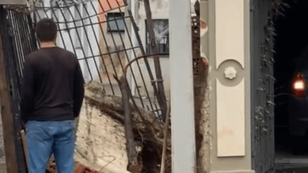 Dois homens ficam soterrados após desabamento de muro em Guaratinguetá