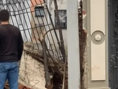 Dois homens ficam soterrados após desabamento de muro em Guaratinguetá