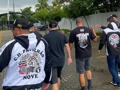 Torcedores do Corinthians vão ao CT para cobrar jogadores antes de clássico