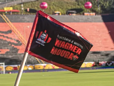 Vitória presta homenagem a Wagner Moura em jogo do Brasileirão; veja fotos