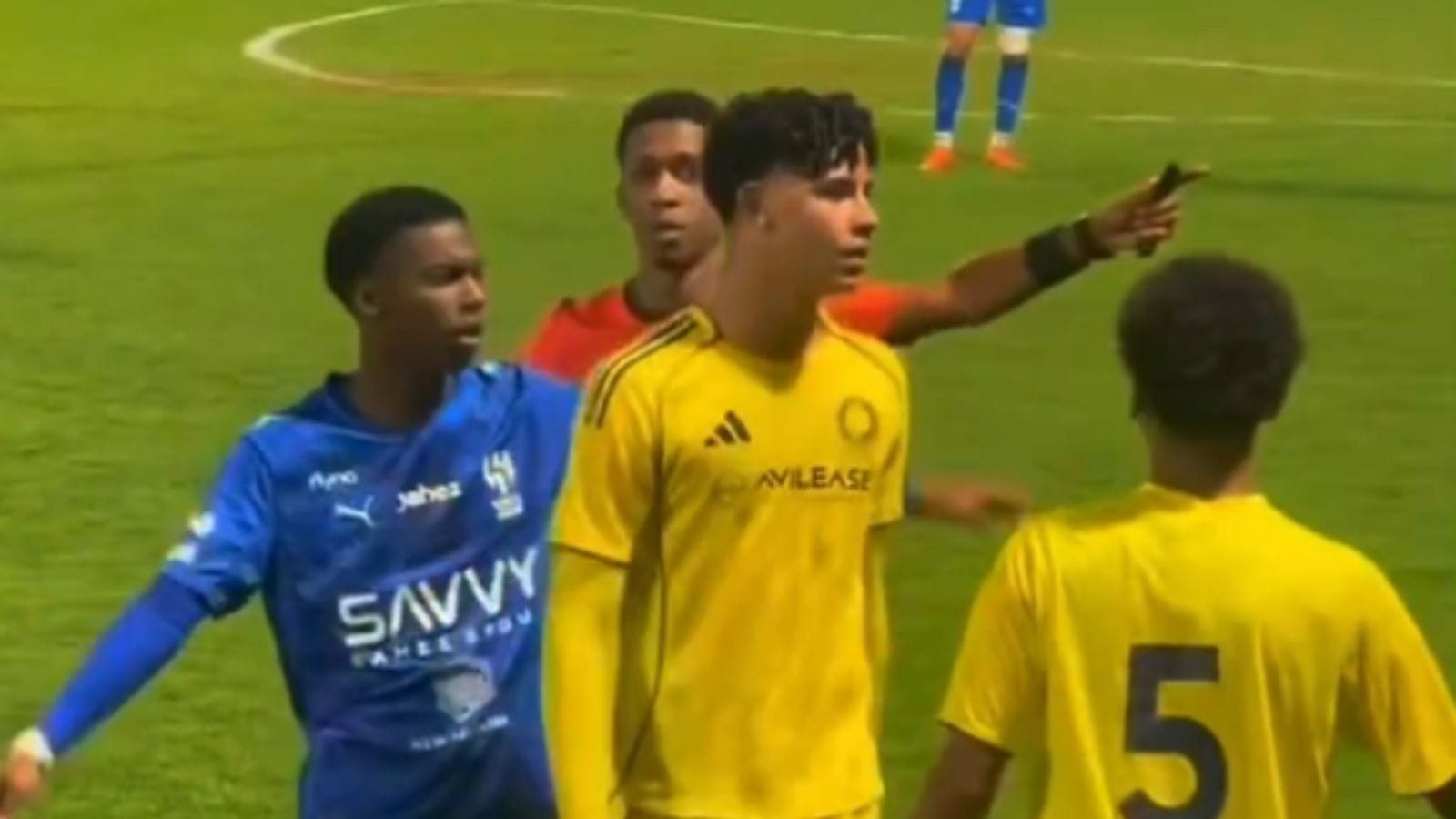 Vídeo: Filho de Cristiano Ronaldo briga com rival, leva cartão e é suspenso