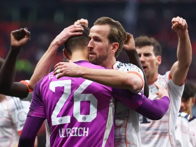 Com dois a menos, Bayern empata com Leverkusen e segue líder do Alemão