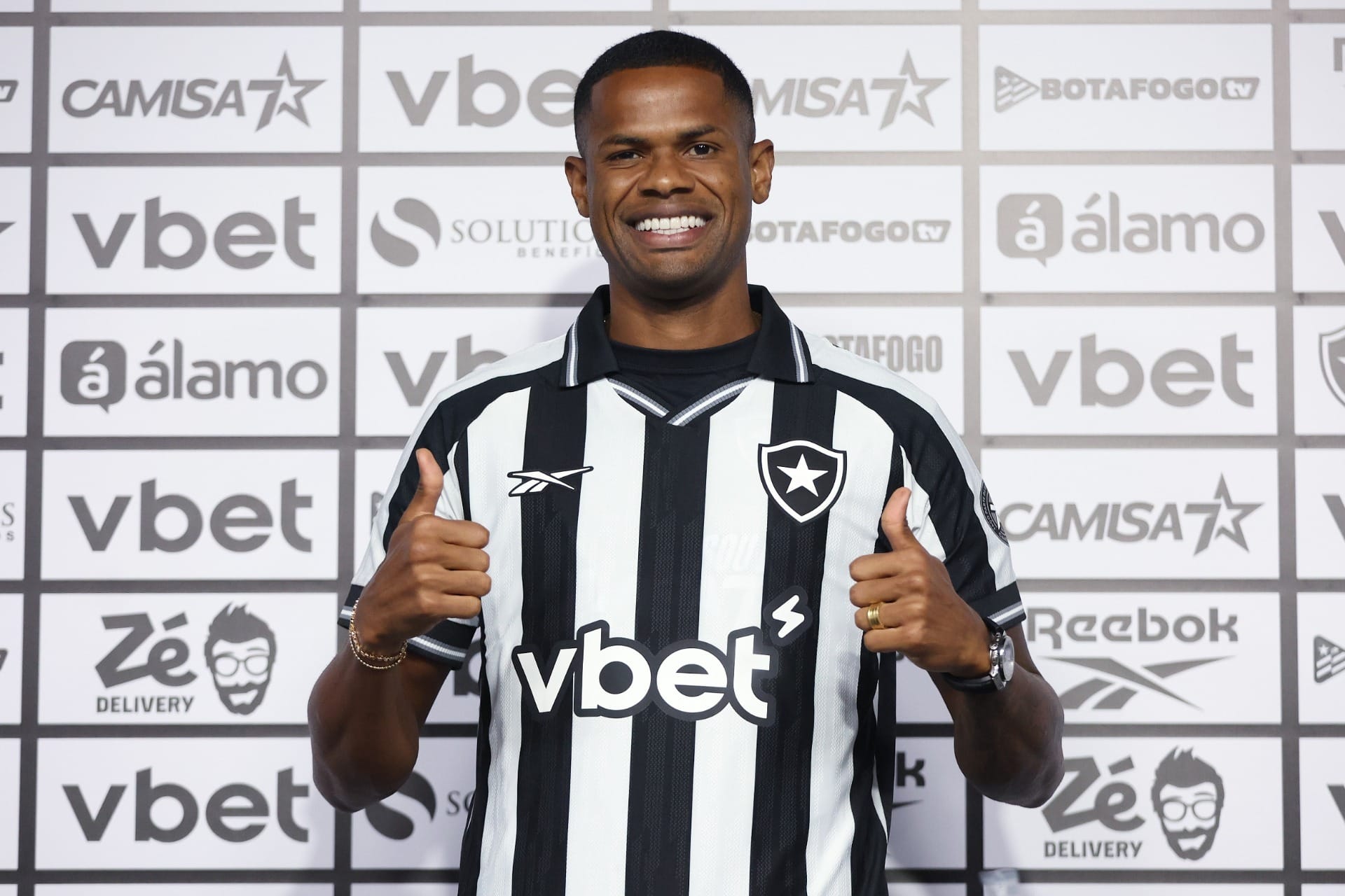 Botafogo relaciona Jr Santos e outros reforços para clássico contra o Fla