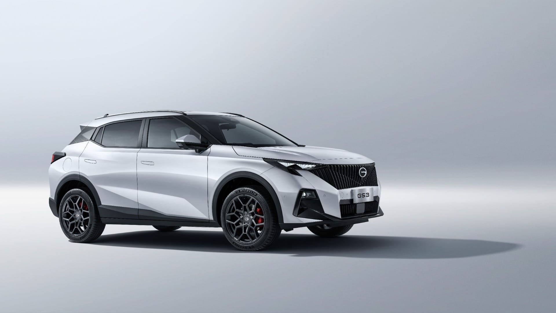 Perfil lateral do GAC GS3 mostra proporções de SUV compacto