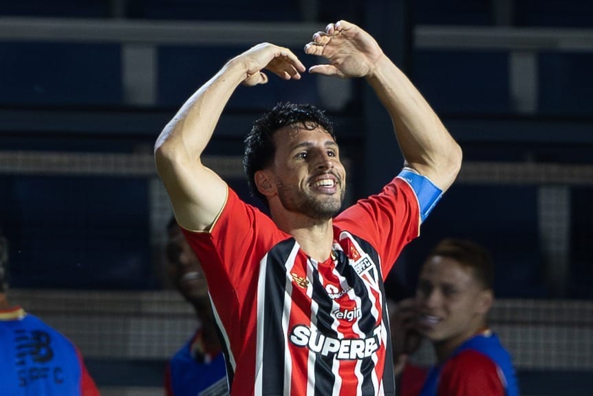São Paulo vence novamente o Bragantino e volta à liderança do Brasileirão